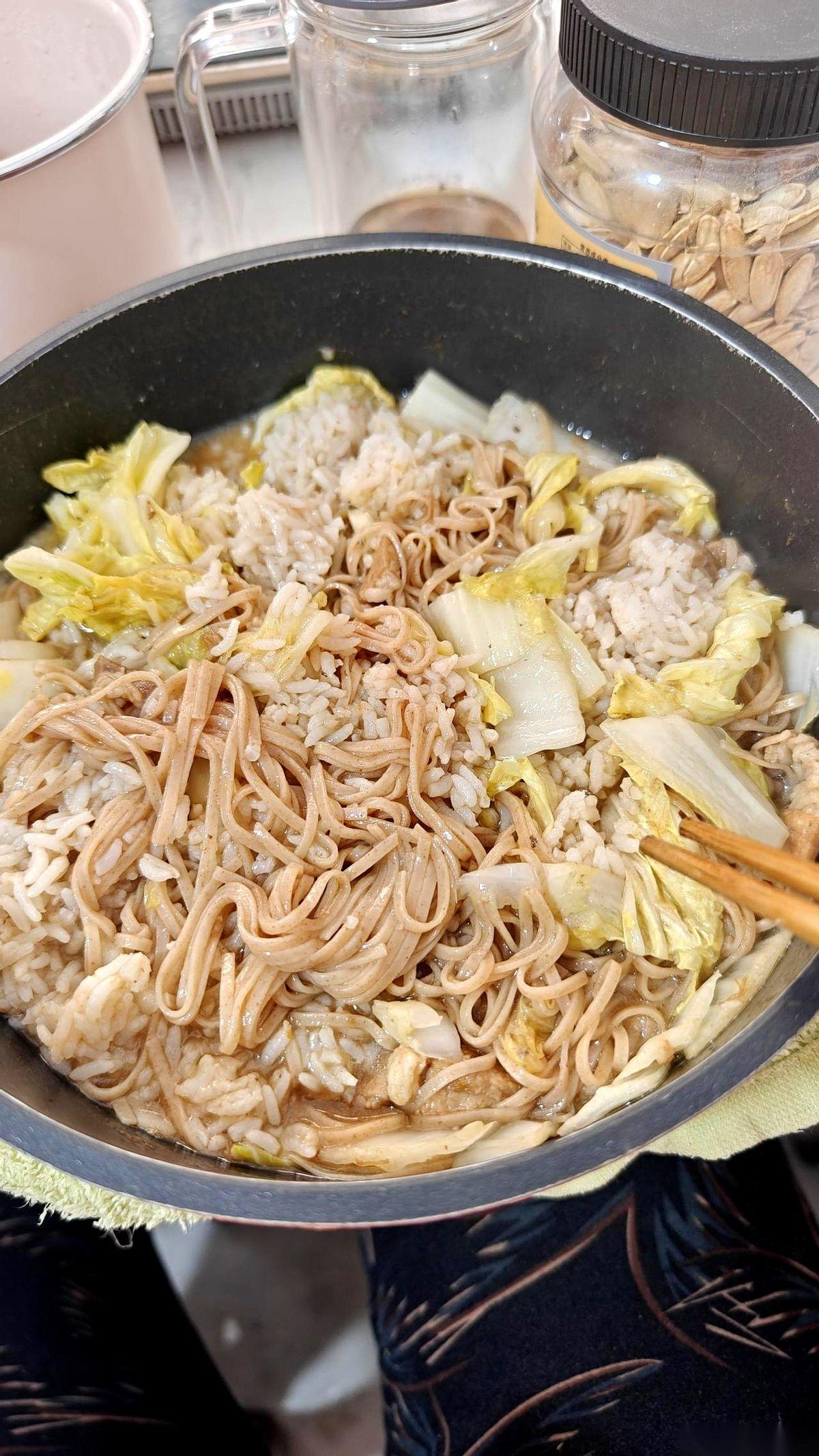 “这是什么玩意儿？”话一出口，我就想抽自己一嘴巴。老张，也就是我爸，抬头看了