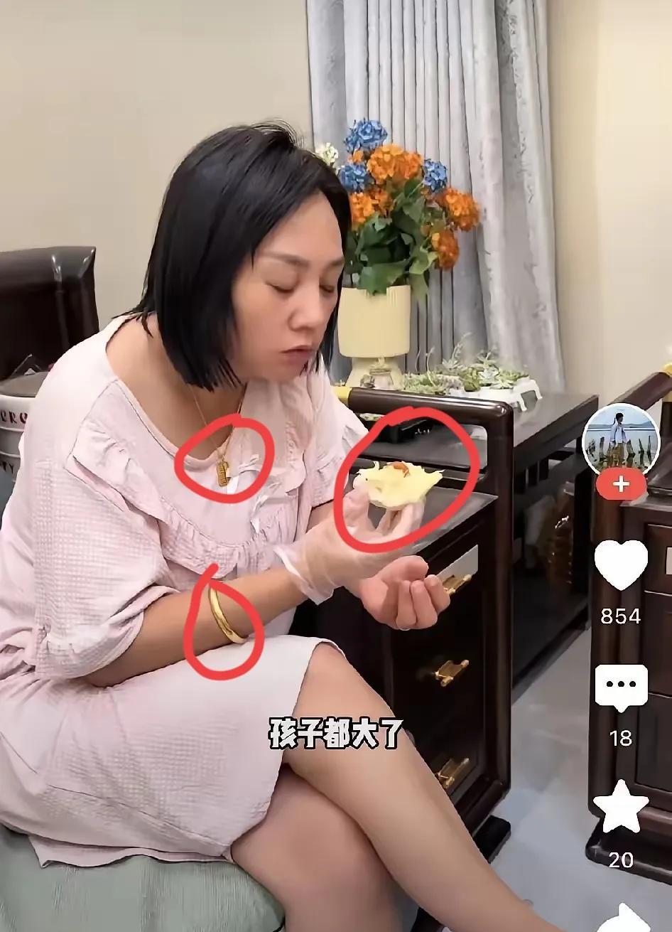 让人看不懂了，解清帅说自己妈妈抑郁症复发了！可是看着她妈妈住着新房子，带着大
