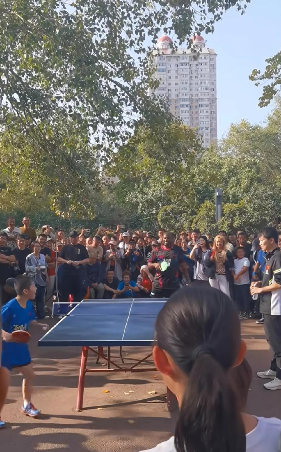 阿鲁纳来哈尔滨了！这次是跟着他参加大满贯的临时教练王开来的，这次还在公园里和小