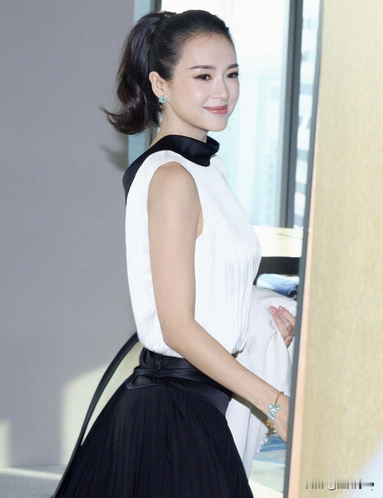 章子怡最佳发型打开方式就是高马尾，有着优越的皮相骨相加持，头颅又圆润，马尾让她看