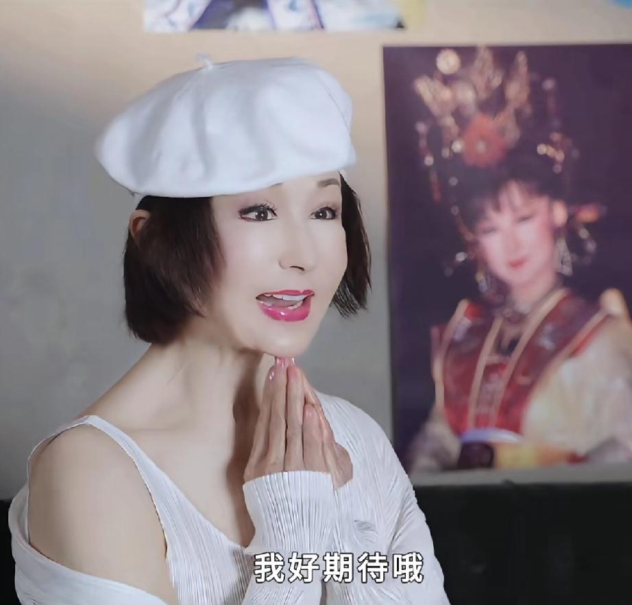 81岁潘迎紫近照曝光，虽然开了美颜化了浓妆，但状态很不错，超过99.9%的同龄人