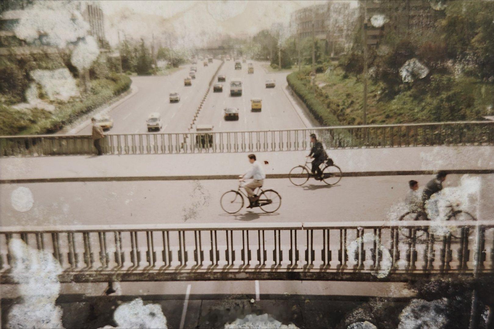 分享老照片这是30年前我拍摄的第一张照片，太陈旧了，通过AI修复。​​​