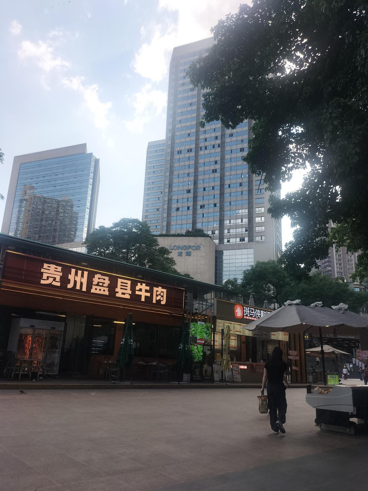 重庆卖房的中介急了，前几年扛不住的都降价卖完了，法拍房也卖差不多了，现在是不愿降