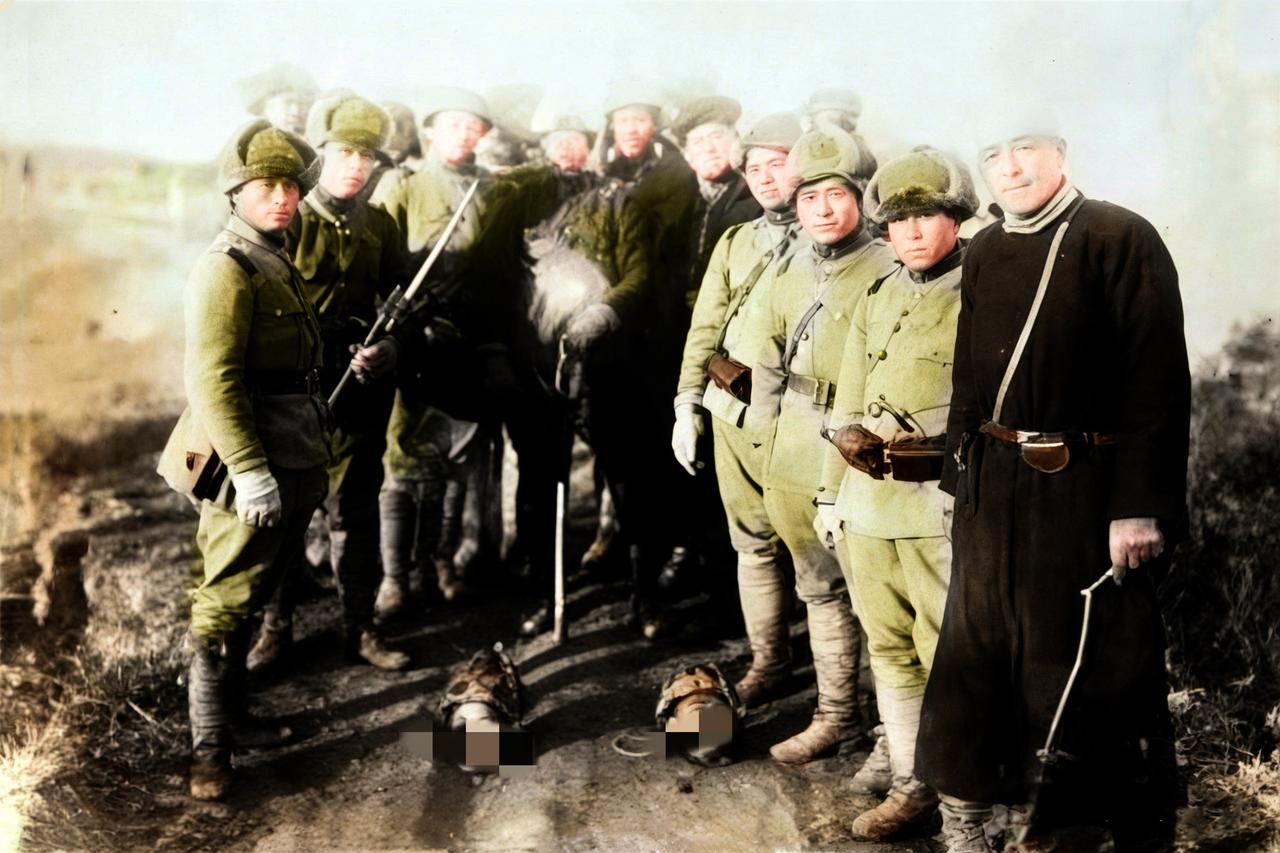 1932年，中国东北，一群日本关东军士兵将砍下的抗联战士头颅摆在地上，然后得意洋