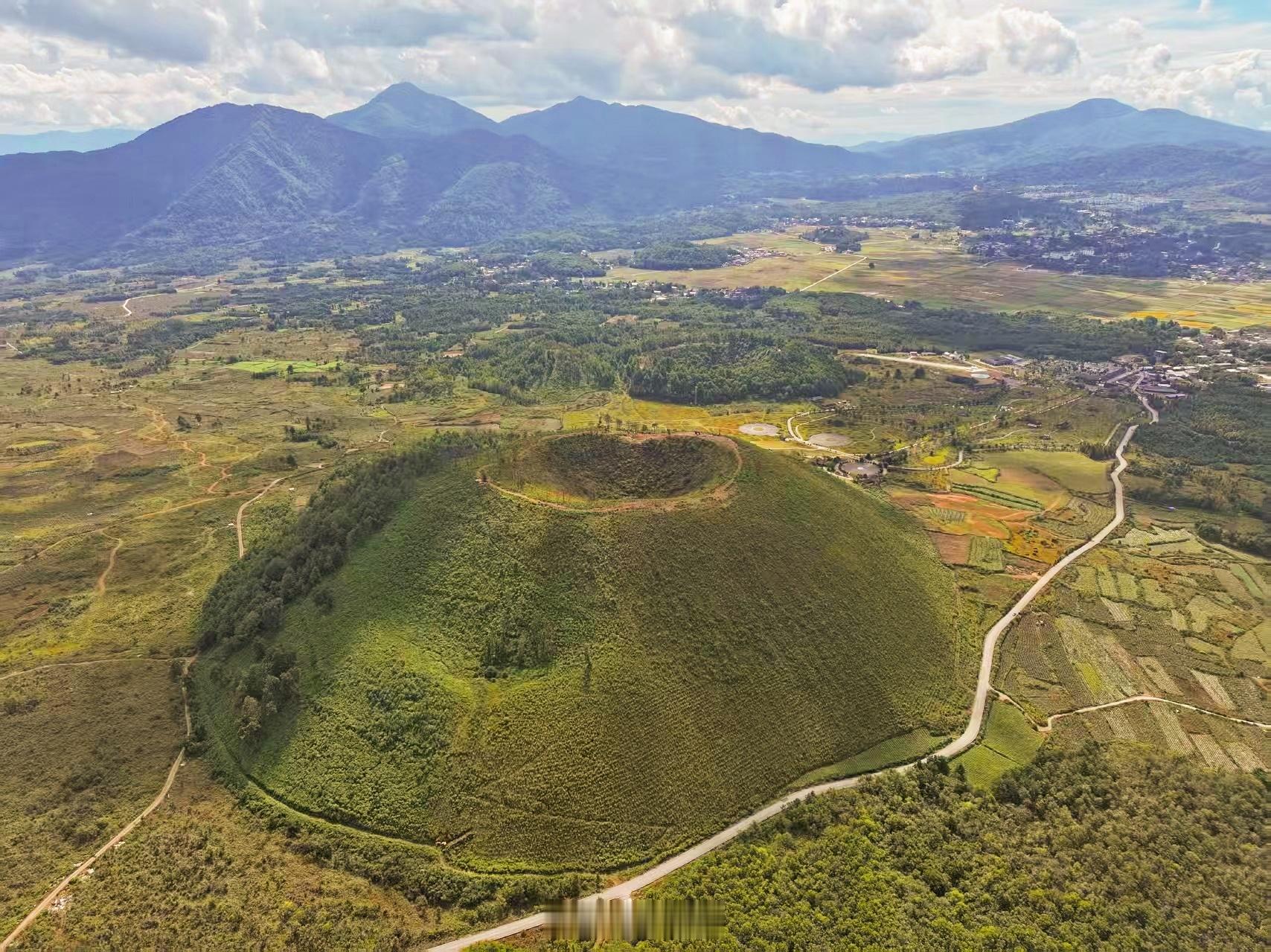 这次来腾冲参加试驾会，安排的试驾路线里有火山地质公园。印象里的火山都是如巴厘岛那