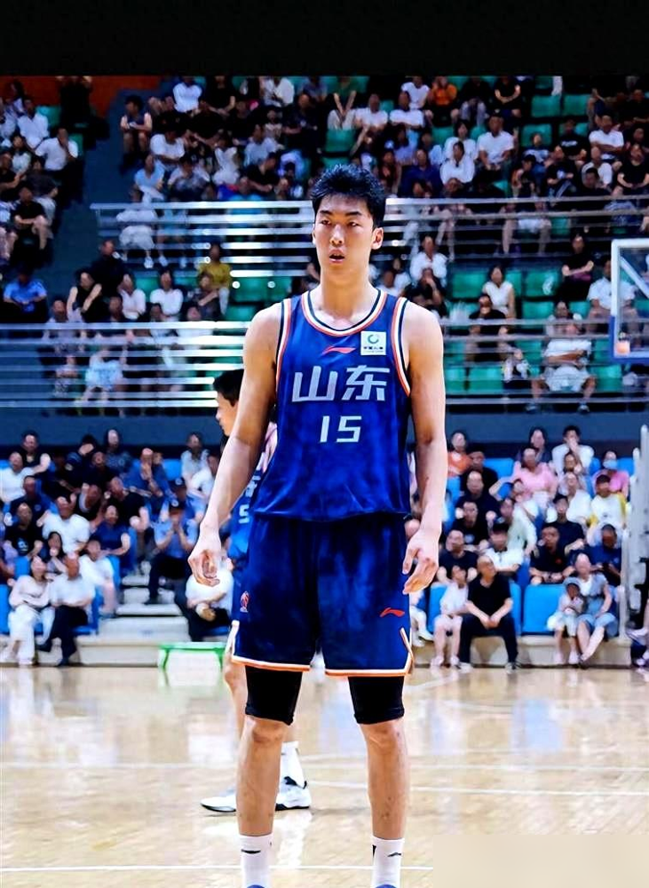 陶汉林终于能喘口气了，那个身高2米10的18岁小怪物，正硬生生砸开山东男篮的大门。夏季联赛对阵青岛，