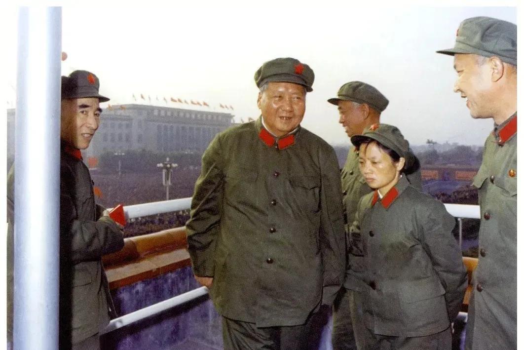1966年11月3日，毛主席身着军装，登上天安门城楼。陪在他身边的女同志是护士长