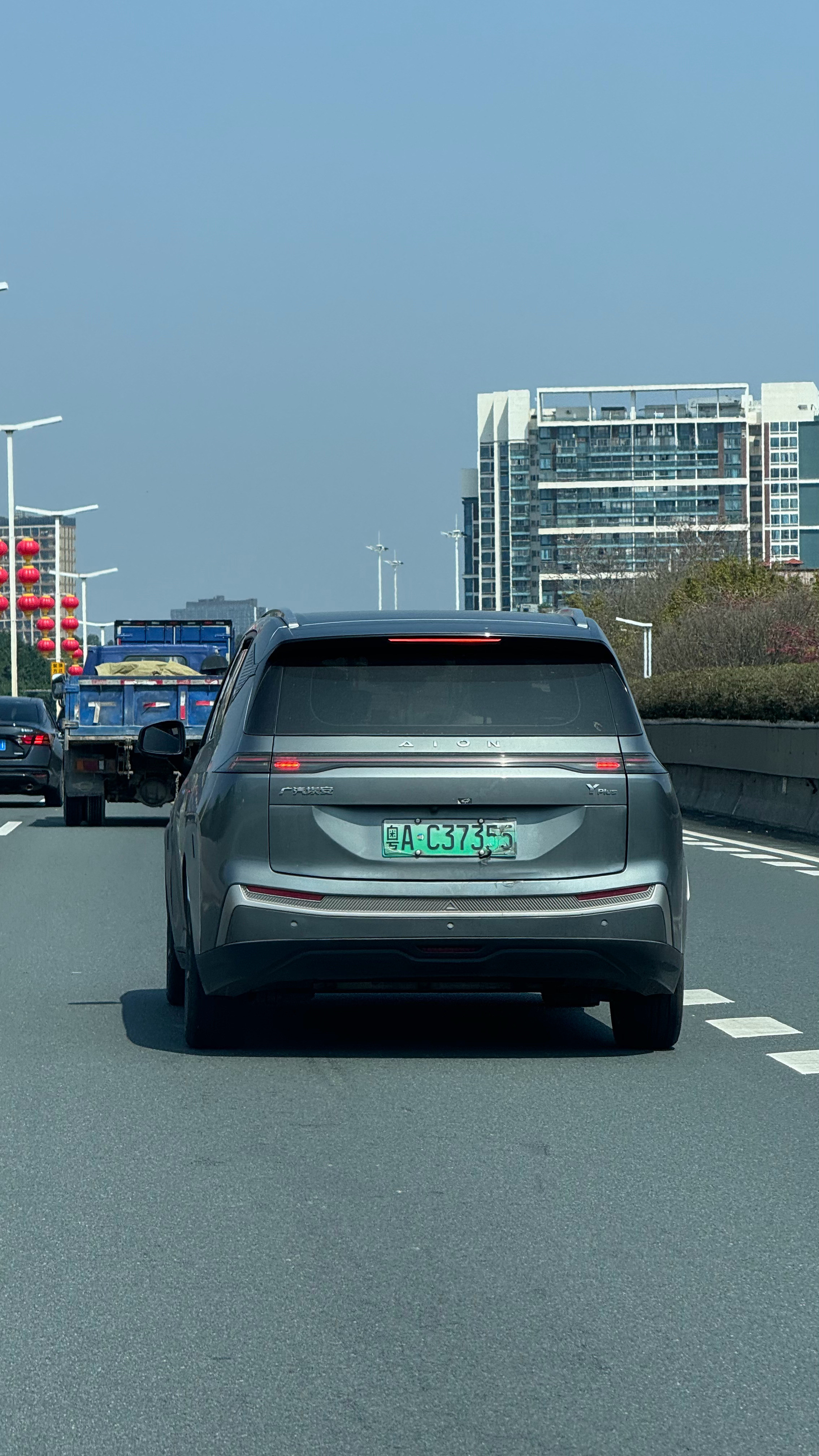 怕不是车牌喷在了膜上，不然怎么会车牌会掉成这个样子