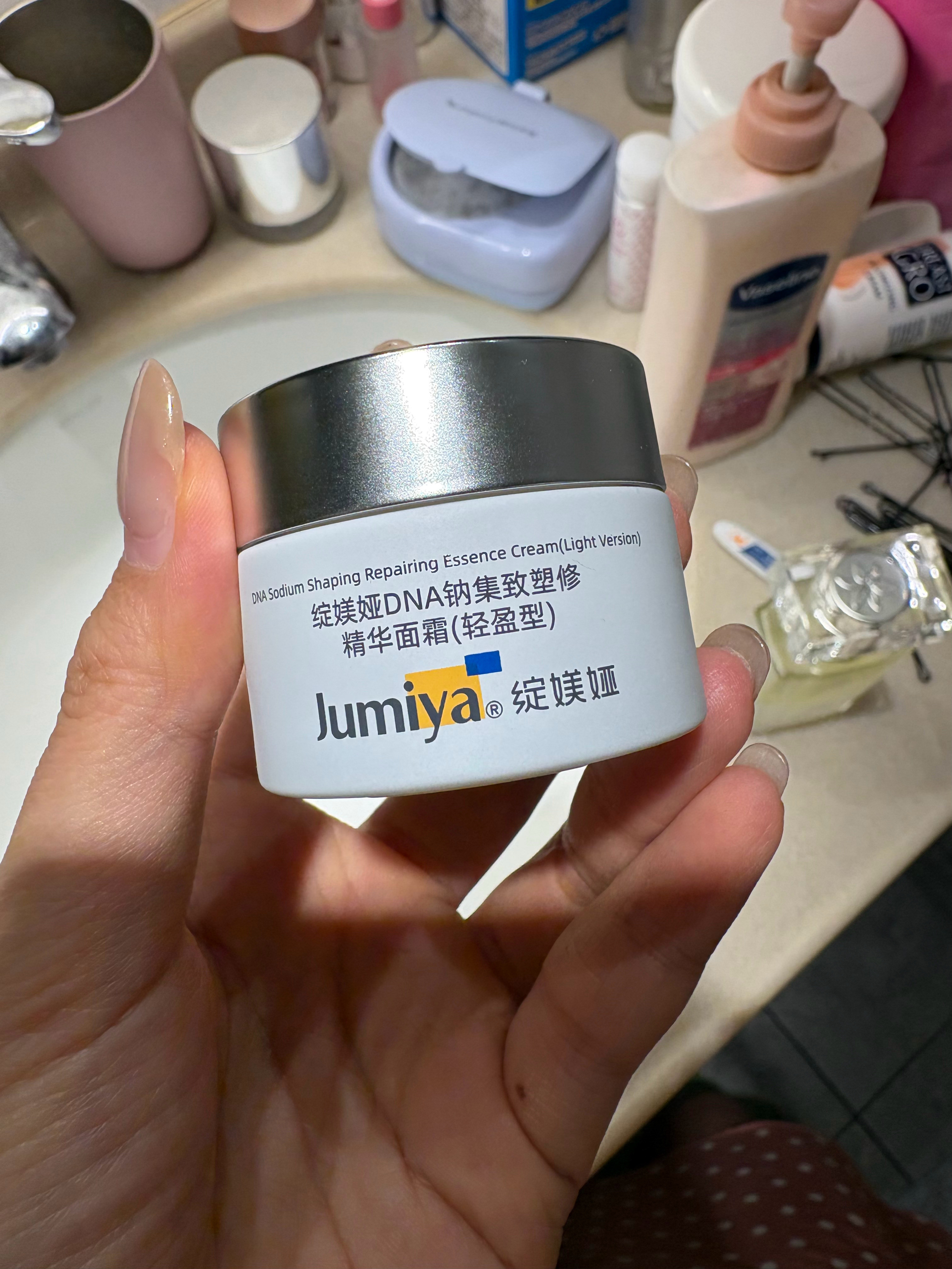 这周都在学化妆嘛，每天妆前都要用化妆棉湿敷擦脸，上妆后晚上又卸妆。其实这种操作很