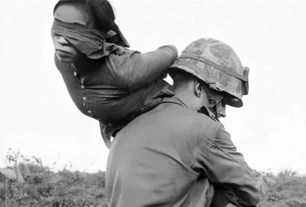 一名北越女兵被美军俘虏后，先是被蒙上双眼，然后这名美军士兵用力一甩，就把这名被俘