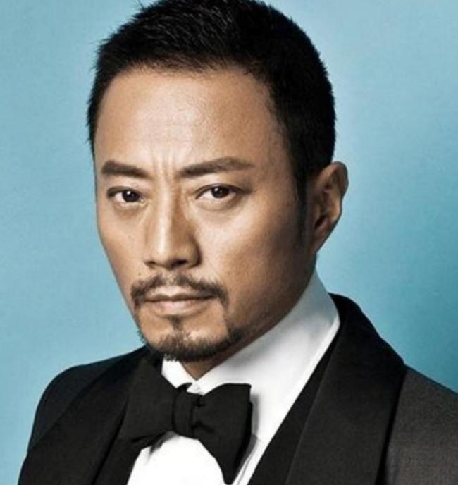 2001年，张涵予20万买了一张罗汉床，好友马未都来家里赏玩，没想到他一看见这床