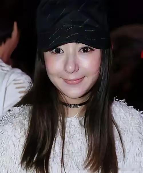 方媛不是网红脸,是真有骨头。高鼻梁不是整的,是祖宗给的饭碗。162的个子,站那儿