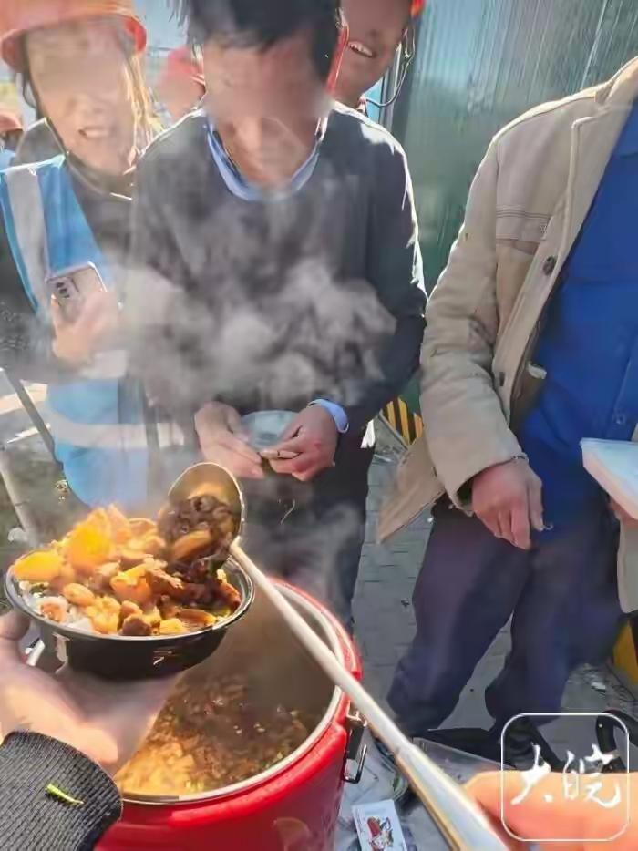 10块钱一份的卤肉饭而且管饱，确实非常便宜，适合工地上的打工人食用。这是良心的价