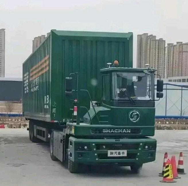 活久见！在大街上偶遇这么个“怪家伙”，要不是挂着陕汽的标，我真以为是哪部科幻电影