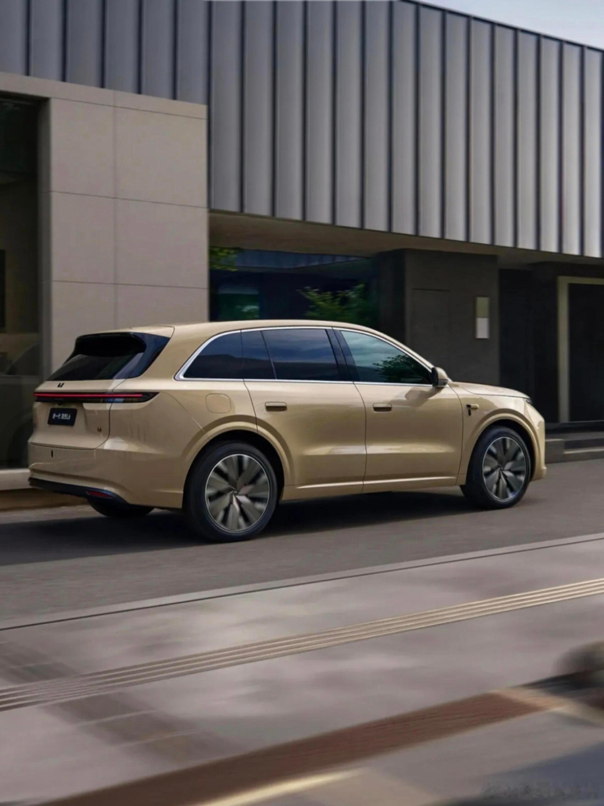 全能四驱SUV“体验之王”登场：新一代理想L6的“控制不住”与“满身硬货”李想这