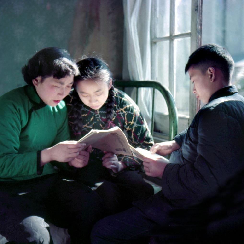 1956年，和孩子们一起学习。摄影高胜康​​​