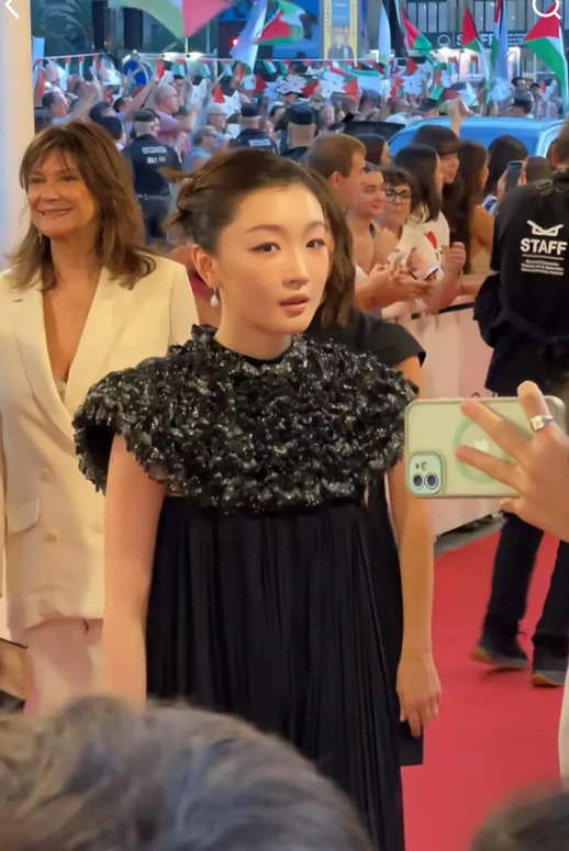 看演员周冬雨现身西班牙参加活动，如今看她变化真不小啊！脸型圆润了，但皮肤看着很紧