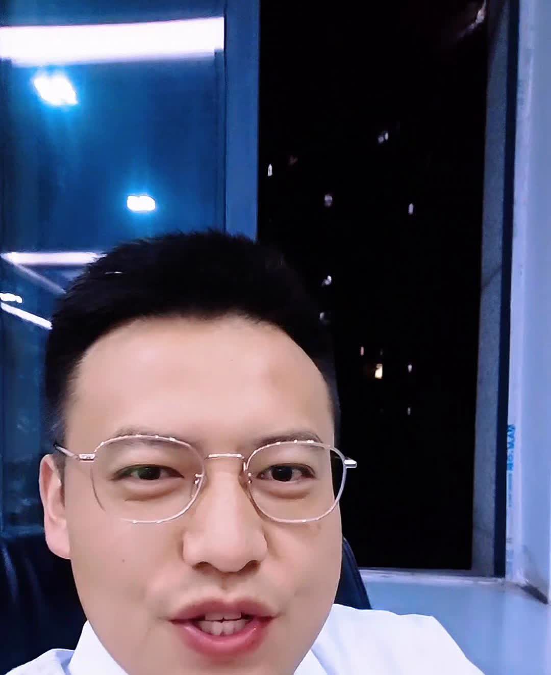特斯拉追尾问界M9。问界又出事故了，先看看怎么回事。看到这里大家可以马上脑补