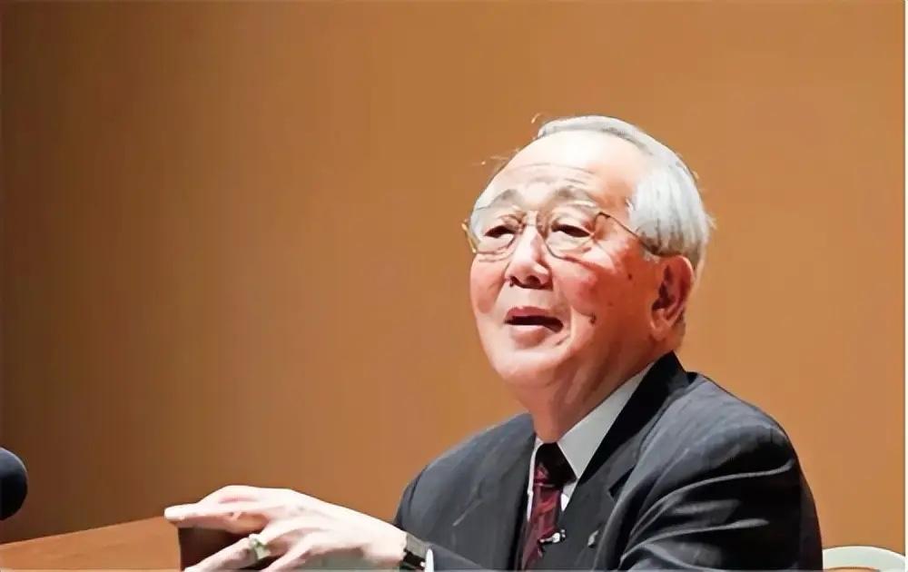 稻盛和夫在《活法》中，讲过一个让他受益一生的故事：“有一个年轻的修行者问长老：“