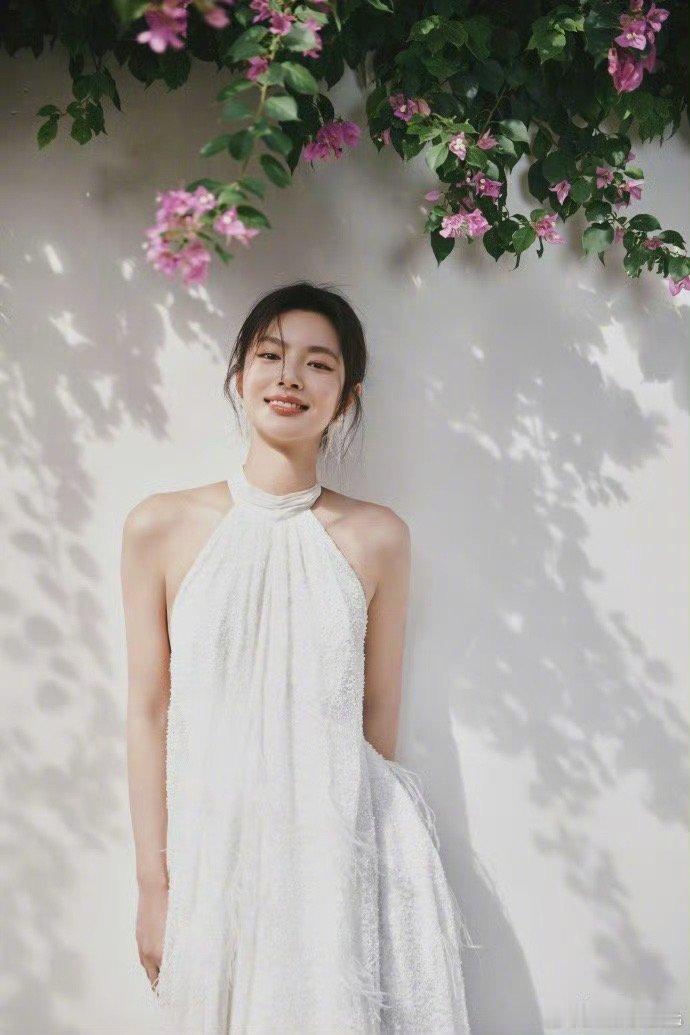 徐若晗白衣蓝裙学生装、徐若晗白衣蓝裙我天啊‼️啊啊啊啊啊啊啊啊，看到这里好想说