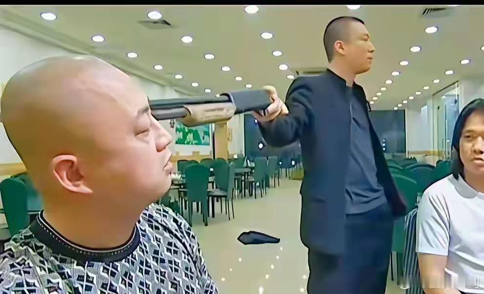 [呲牙笑]金教授说，啥叫火控雷达，就是枪保险都打开了，直接顶你脑门上，剩下的动作就