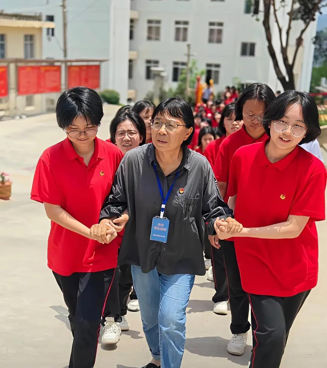 所有高中都有毕业典礼，唯独张桂梅的华坪女高没有。不是她们不想办，而是张桂梅实