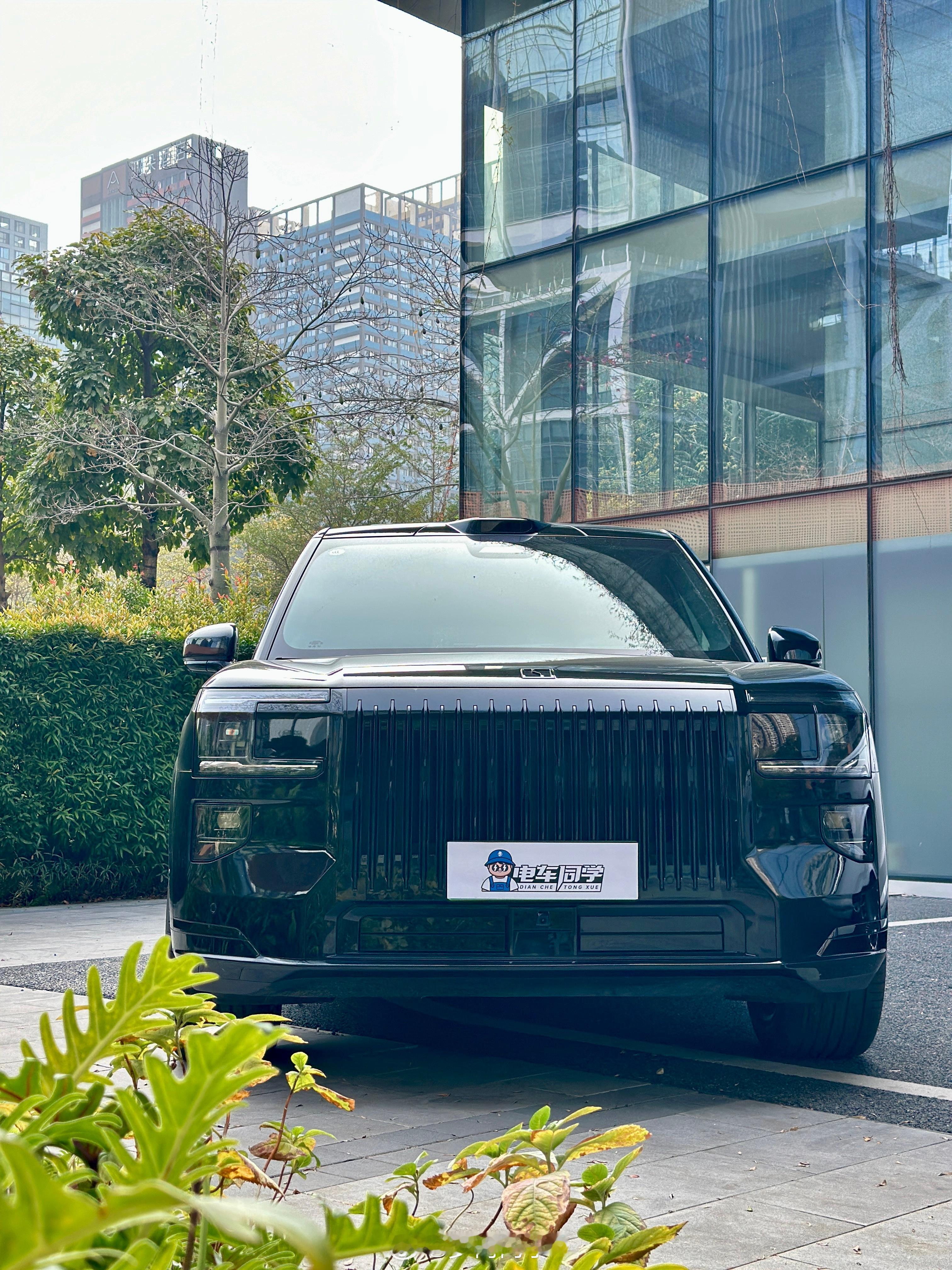 肉丸日记📔今天来拍极氪9X开着他的岚图泰山来了这么一看这两台车蛮像的也算是竞