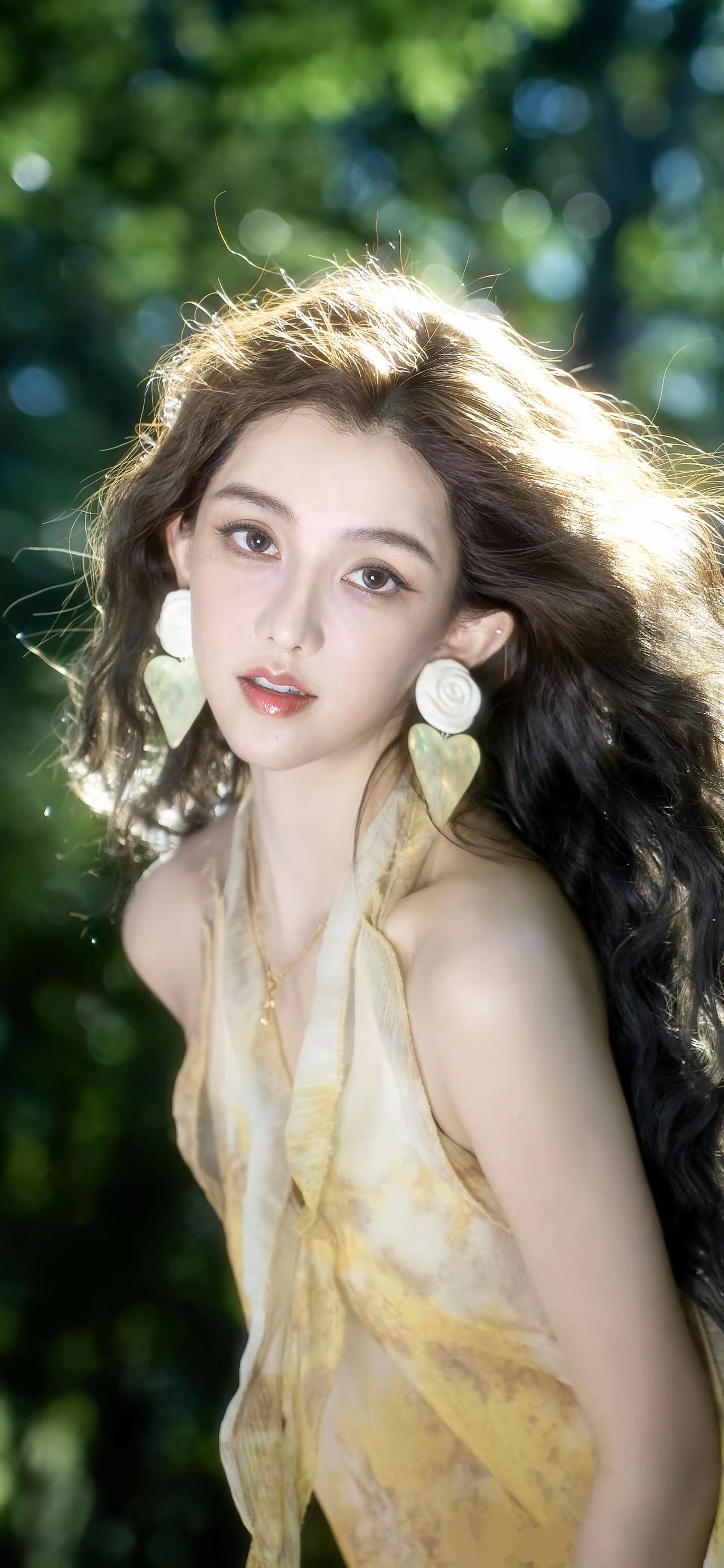 美女壁纸～林间光影，一袭轻纱，如精灵坠入绿野。发丝随风轻扬，眉眼间尽是温柔灵动，