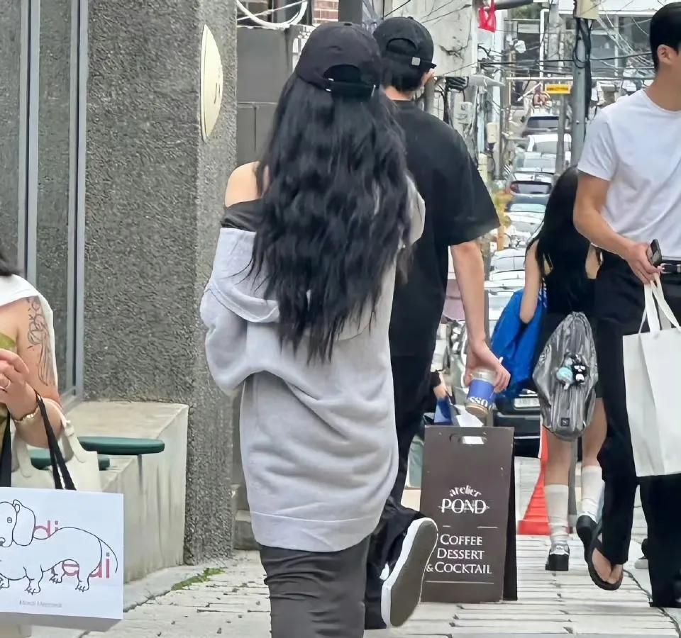 看到王勉和哈妮克孜结婚的时候我还挺意外的，现在终于明白了其实一点也不意外。