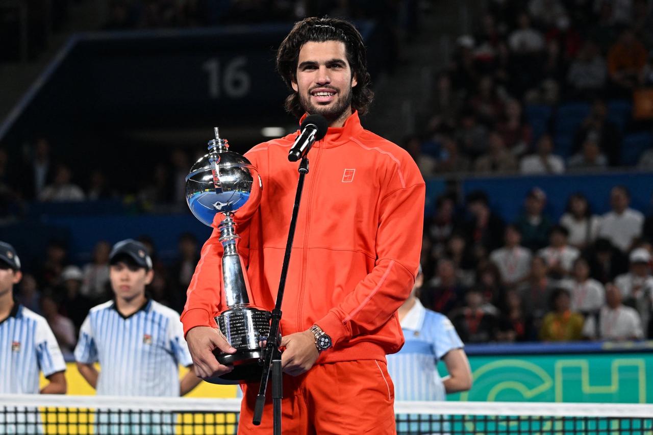 ATP500东京赛，头号种子阿尔卡拉斯克服被破发的不利因素，以7-6(4)、6-