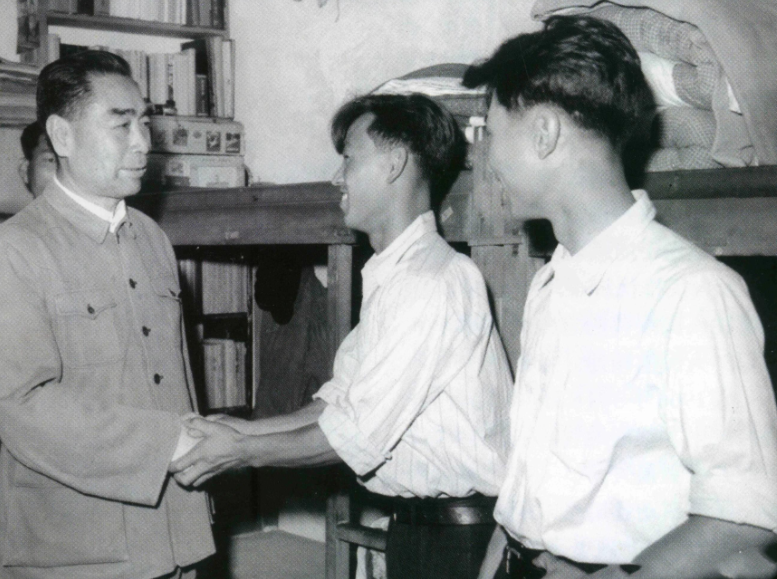 60年代，周总理与大学生握手的一幕，同学们十分热情！一张老照片，拍摄时间定格