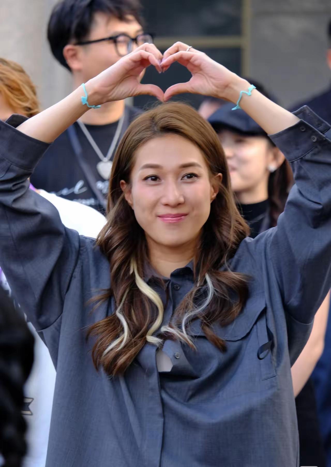 钟嘉欣在林峰演唱会上哭到不能自已的画面，现在回头看，藏着太多没说出口的委屈。