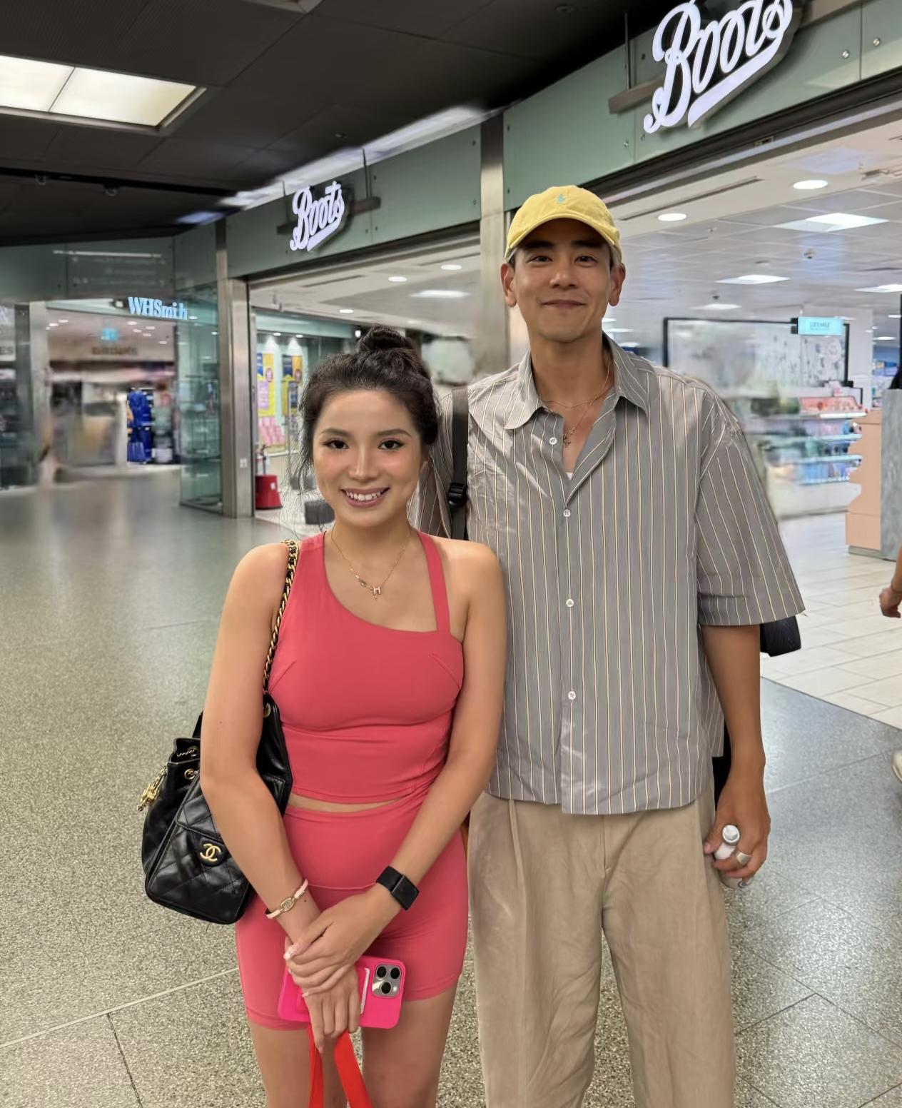 44岁彭于晏在英国逛街购物被偶遇，他穿着一身夏日休闲服，戴着黄色帽子，穿衣打扮挺