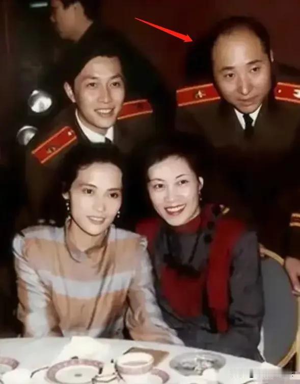 多年前的一张老照片，后面的是年轻时候的唐国强和年轻时候的陈佩斯，那时候的陈佩斯还