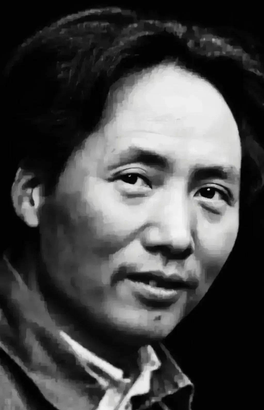 1935年10月，红军翻过了六盘山。夜里行军路过陈家湾途中休息时，毛主席和战士们