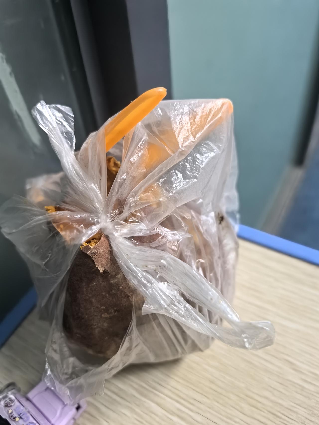 重庆街头的烤红薯什么时候变得高攀不起了。今天在观音桥，闻着烤红薯的香味，一下勾起