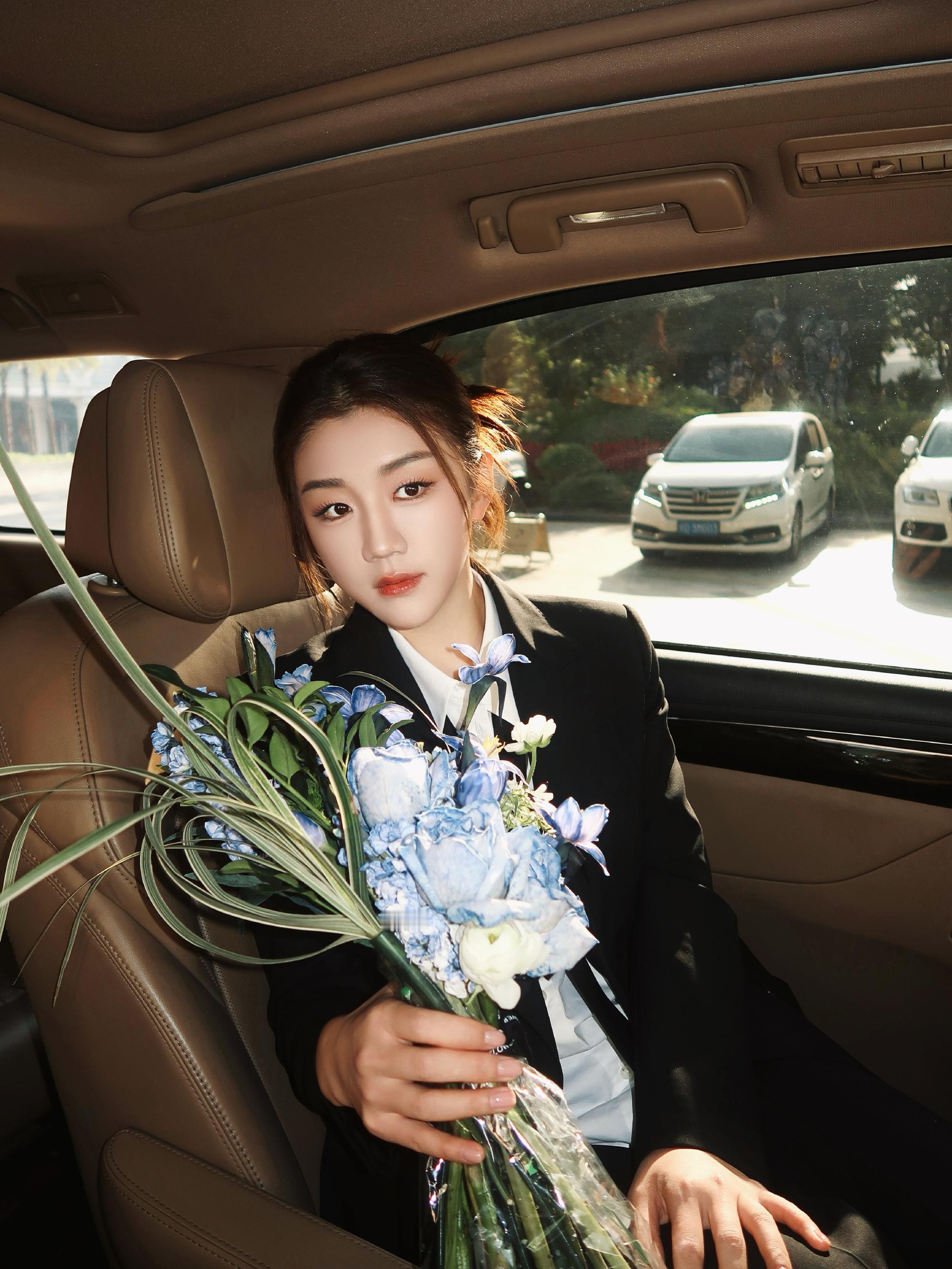 陈梦焦糖风味造型手里多了一束花我说的不是花是她💍和酷酷的陈梦一起感受海风