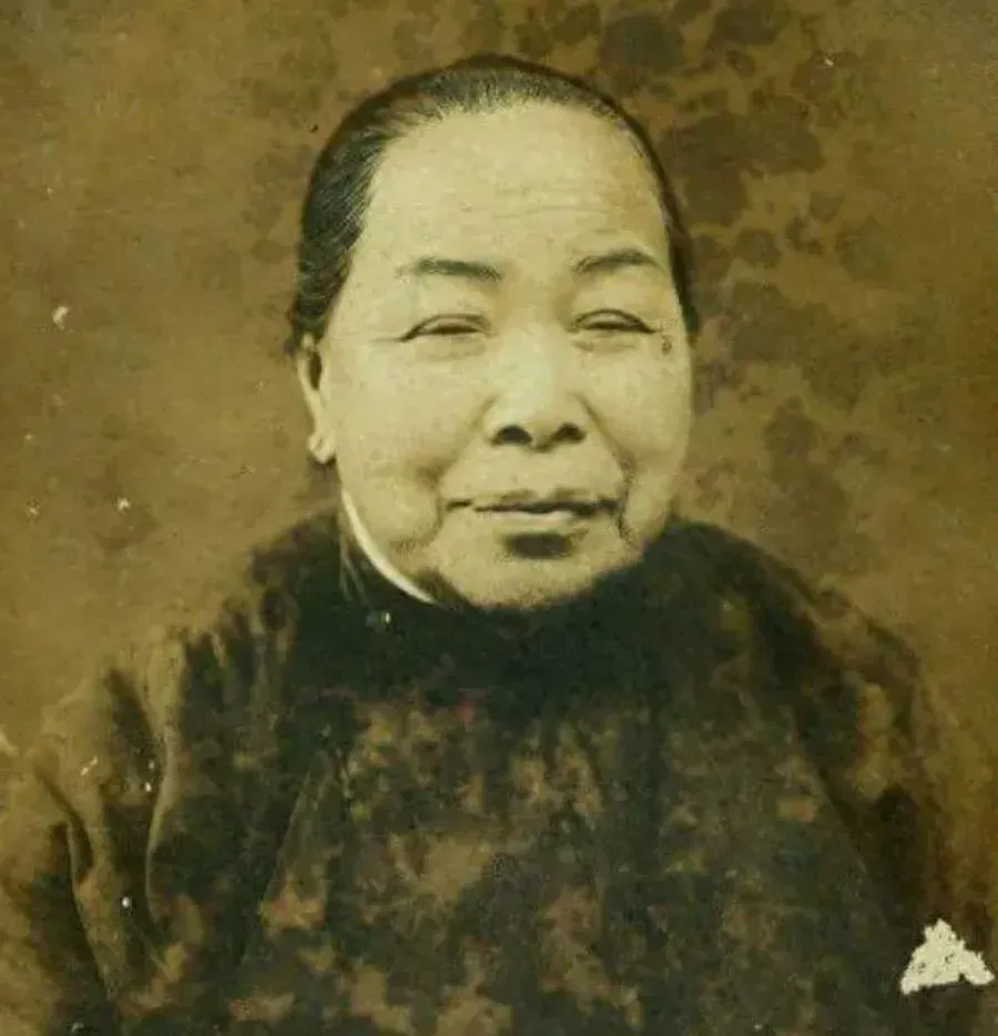 她是被蒋介石牵挂了一生的女人，1964年，周总理把她秘密送往台湾，蒋介石和宋美龄