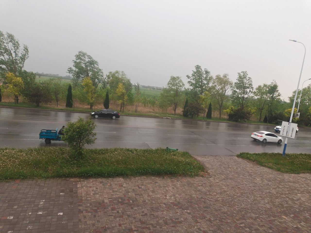 同事老公跑车拉了一个老太太，说是给人保媒的。扯闲篇时候老太太说，手底下有个快