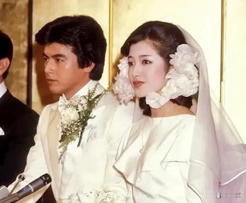 山口百惠其实才是超级狠人，因为她不会容忍男人一直不给婚约，也不会和有妇之夫纠缠不