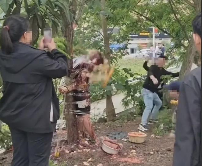 4月22日，四川泸州古蔺县一小区门口，一场婚礼竟演变成不堪入目的低俗闹剧，彻底丢