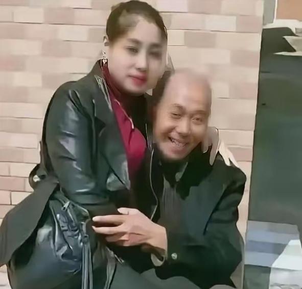 50岁的王阿姨和朱某在家再次相聚，重拾旧日感情。之后，朱某便留在家中过夜。凌晨五