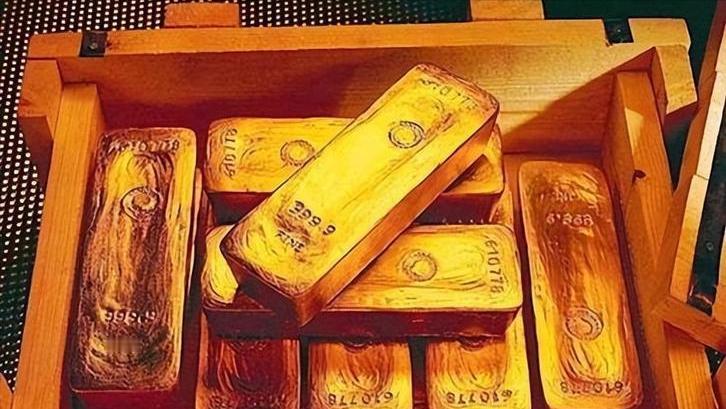 很多人把黄金暴跌归咎于美联储主席提名人选变动，其实这只是表面导火索，行情崩盘早已