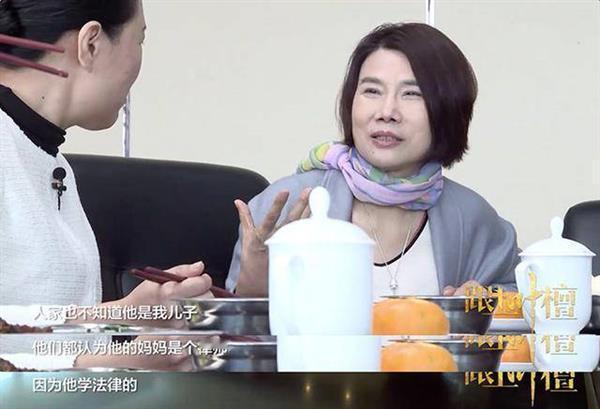 一次，俞敏洪问董明珠：“为什么你丈夫去世将近30年你都没有再婚？”董明珠也不藏着
