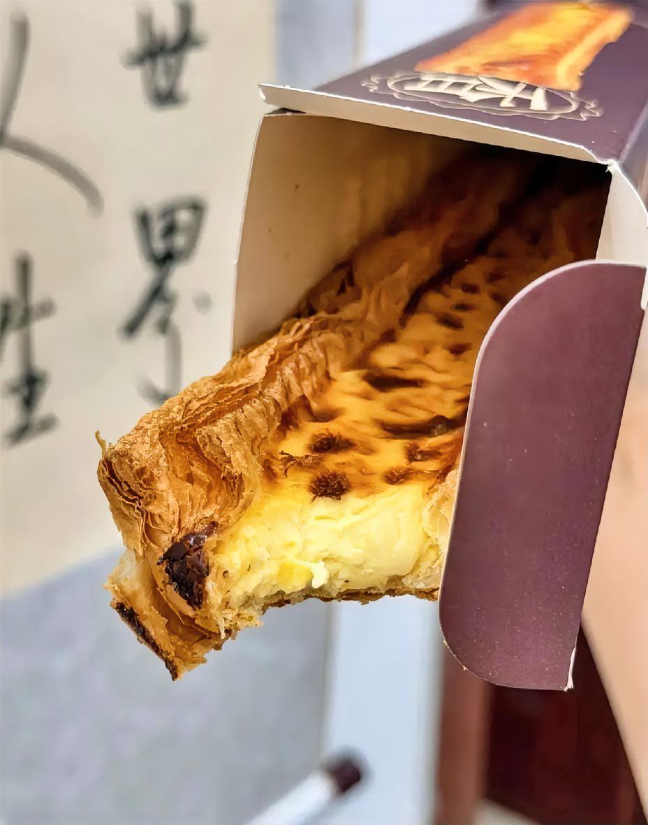 国庆出去玩的朋友跟我说了一个有意思的事：他在车站看到好几个人，行李箱上面都放着一