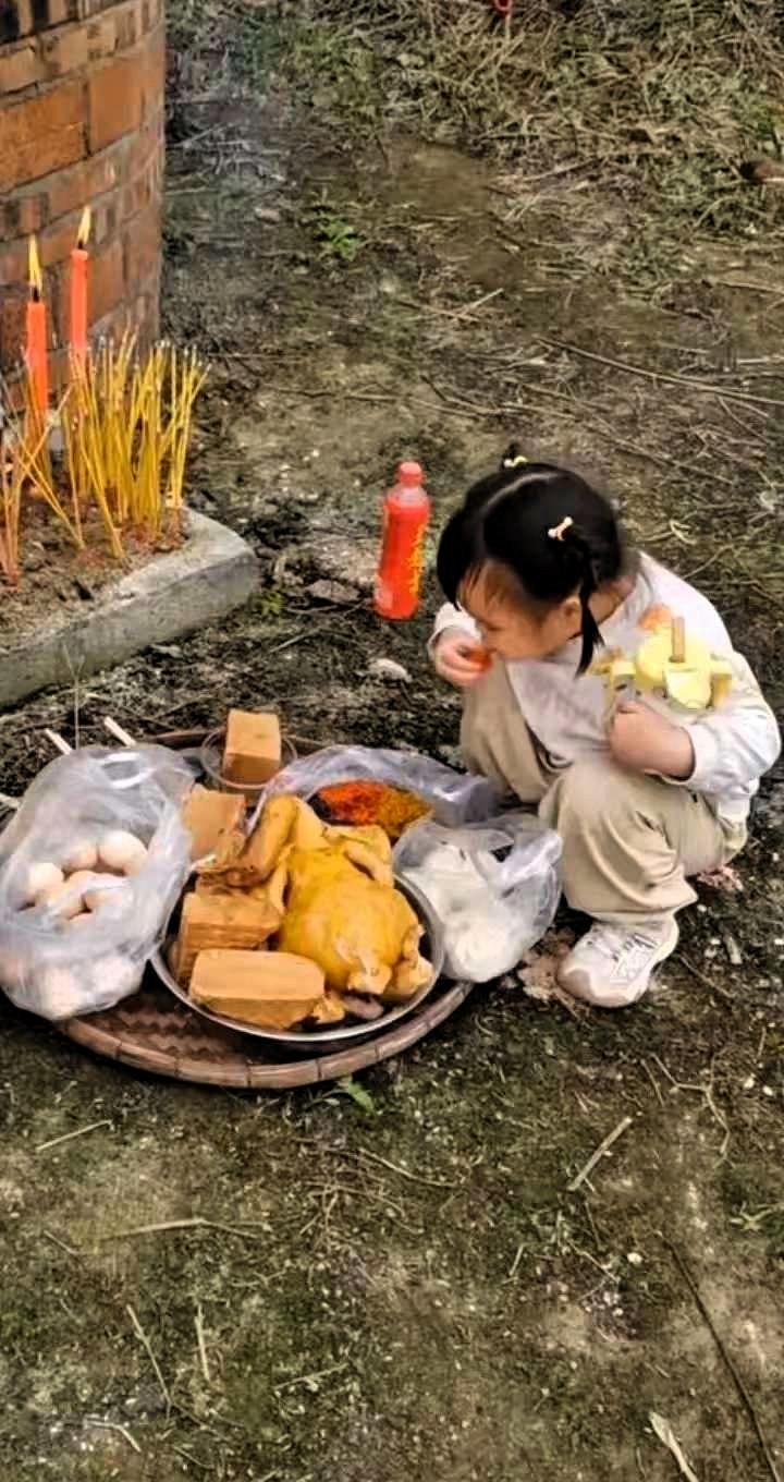 真是让人哭笑不得！广东某地，清明时节，女子带女儿去给老祖宗上坟，摆好祭品、上香行