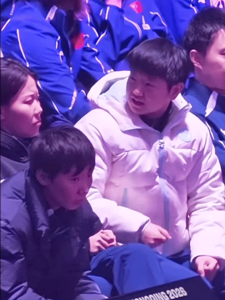 孙颖莎有时候看着她一张小孩脸一本正经的和别人聊天就觉得好搞笑，然后聊开心了脸就