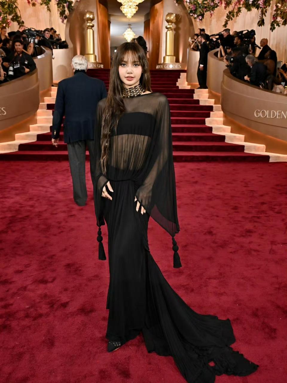 Lisa穿件黑裙子，把金球奖给震了！2026年1月12日，北京时间的凌晨，很