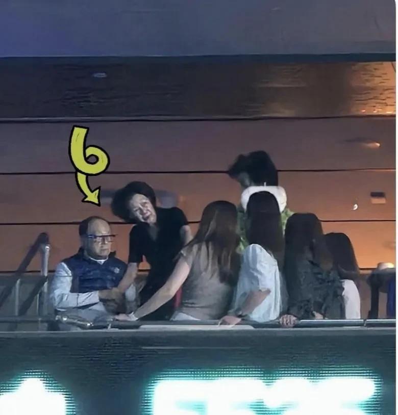 李嘉诚，真的是命运的宠儿。年轻时结发妻子陪他白手起家，年老时红颜知己陪他白头到老