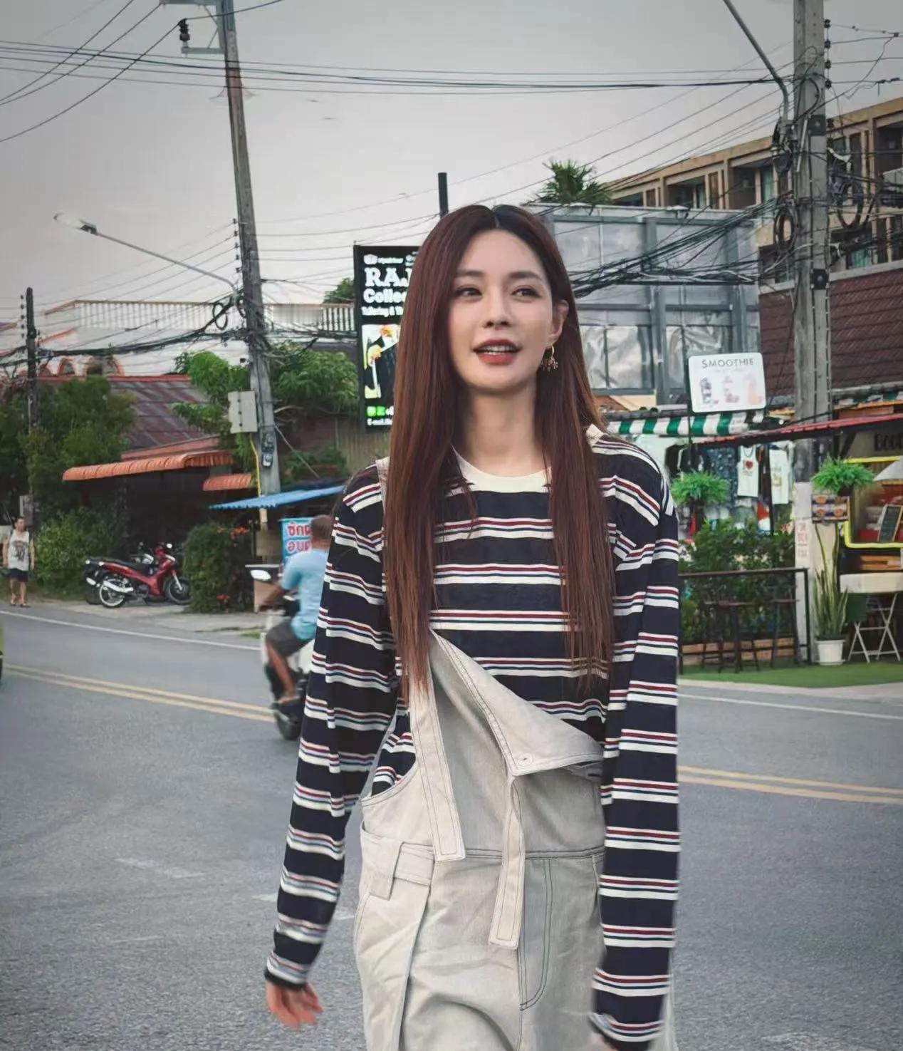 沈梦辰这状态太绝了！条纹T配背带裤，松弛感拉满！休闲随性又超减龄，妥妥的夏